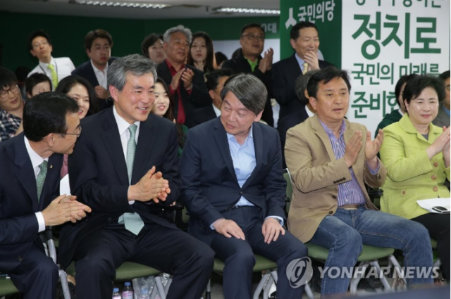 지난 4·13 20대 총선에서 출구조사결과 국민의당 지지율이 예상보다 높은것으로 나타나며 당지도부가 축하하자 안철수 공동대표가 인사를 하고 있다. 연합뉴스