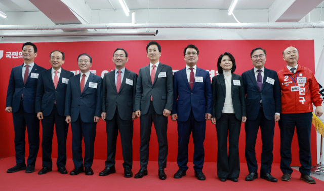 6·3 지방선거 대구시장에 도전하는 국민의힘 예비후보들이 10일 서울 영등포구 여의도 국민의힘 중앙당사에서 열린 광역단체장 후보 면접에 참석하며 기념 촬영하고 있다. 왼쪽부터 국민의힘 최은석·추경호·윤재옥 의원, 주호영 국회부의장, 유영하 의원, 이재만 전 대구 동구청장, 이진숙 전 방송통신위원장, 홍석준 전 의원, 김한구 전 달성군 새마을협의회 감사. 연합뉴스