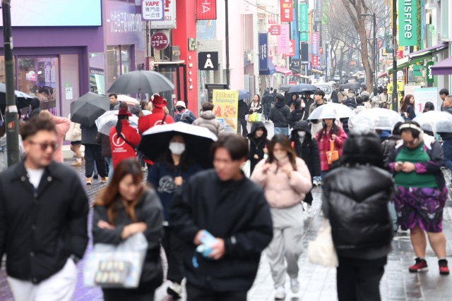 15일 서울 명동거리가 북적이고 있다. 연합뉴스