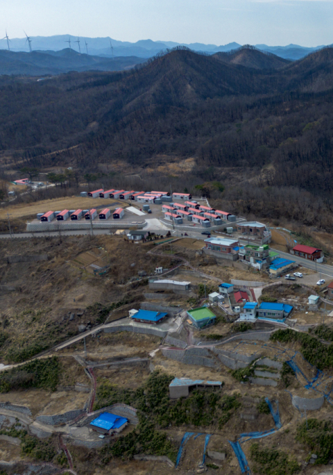 [포토뉴스] 1년이 지나도, 산은 아직 검다