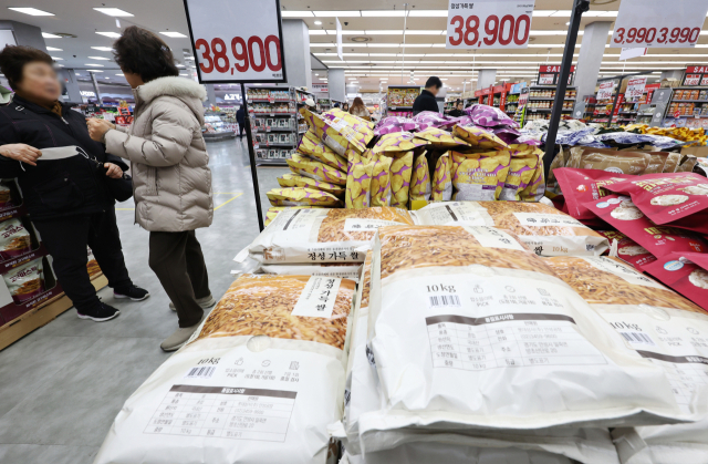 쌀값이 1년 전보다 10% 넘게 오르면서 밥상 물가 부담이 커지고 있는 지난 5일 서울의 한 대형마트에 쌀이 진열되어 있다. 쌀값 평균 소매가격은 20kg당 6만3천원을 웃돌며 작년보다 15% 비싼 것으로 나타났다. 농림축산식품부는 지난주 쌀 가격 안정을 위해 정부양곡을 15만t 이내에서 단계적으로 공급하기로 했지만, 가격은 아직 큰 변동이 없다. 연합뉴스