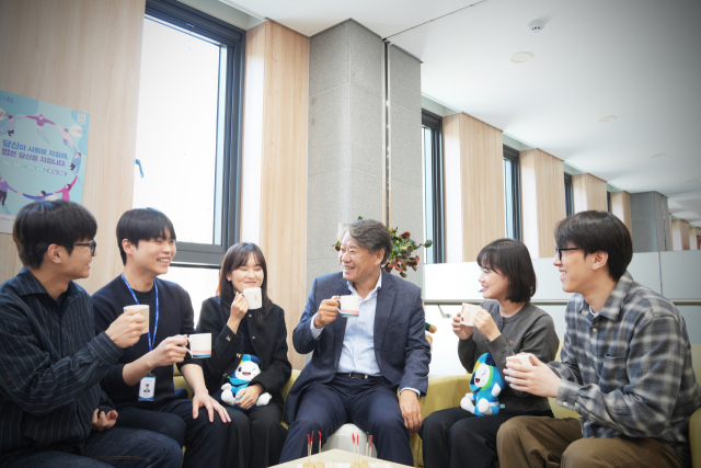 이재혁 경북개발공사 사장(가운데)이 신입 직원들과 함께 공사 마스코트 캐릭터 하우리 인형을 들고 티타임을 가진 뒤 기념 촬영하고 있다. 경북개발공사 제공