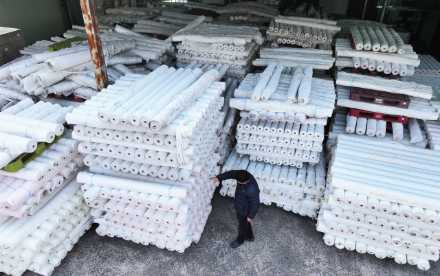 전쟁 리스크 직격탄…플라스틱·섬유업종 경기 전망 급락