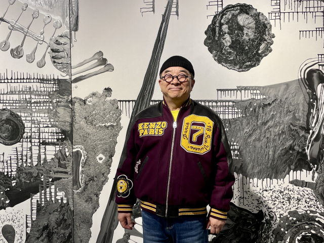 서울 예술의전당 한가람디자인미술관에서 첫 개인전을 선보인 김수철 작가가 작품 앞에서 환하게 웃고 있다. 이연정 기자