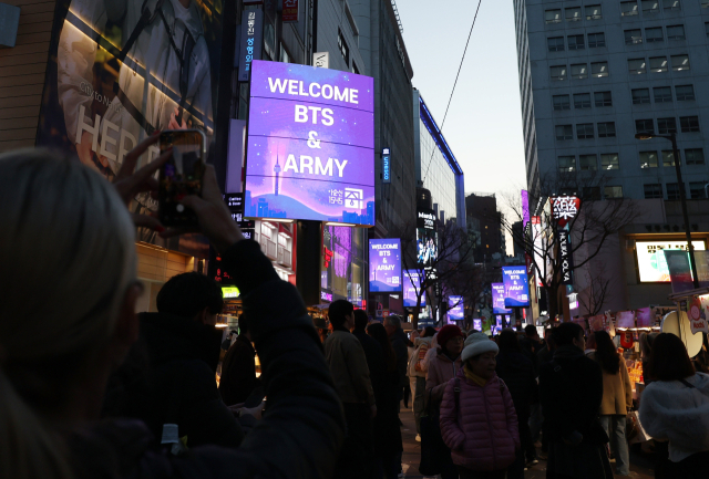 그룹 방탄소년단(BTS)의 광화문 공연을 이틀 앞둔 19일 서울 중구 명동 거리의 미디어폴에서 BTS팬들을 환영하는 문구가 나오고 있다. 연합뉴스