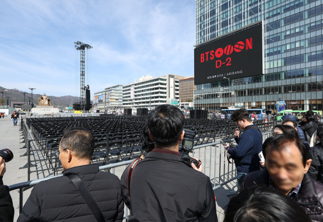 그룹 방탄소년단(BTS)의 광화문 공연을 이틀 앞둔 19일 서울 종로구 광화문광장의 한 전광판에 관련 영상이 나오고 있다. 연합뉴스