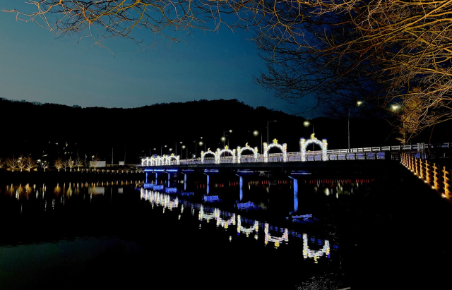 영락교 보행구간에 설치된 루미나리에 빛의 터널. 안동시 제공