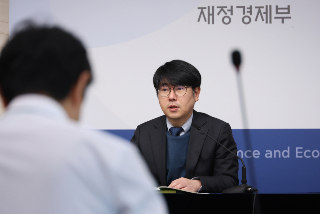 조성중 재정경제부 경제분석과장이 20일 정부세종청사에서 올해 2월 최근 경제동향을 발표하고 있다. 연합뉴스