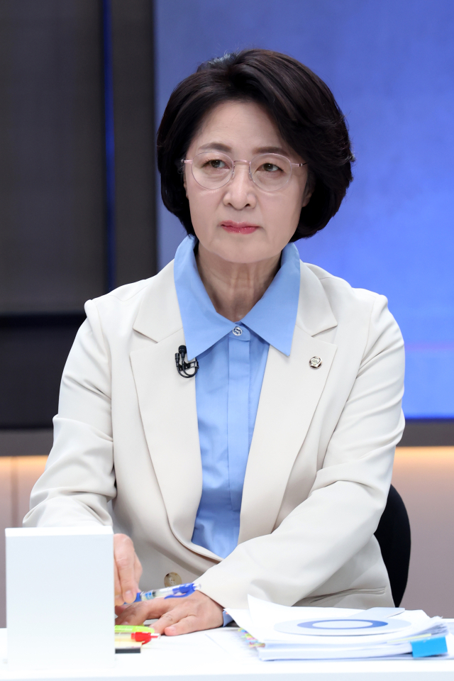 19일 서울 마포구 JTBC에서 열린 더불어민주당 경기도지사 예비경선 합동토론회에 참석한 추미애 예비후보가 토론 시작을 기다리고 있다. 연합뉴스