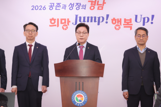 박 지사가 경남도민 대상 1인당 10만원 생활지원금 지급 기자브리핑을 하고 있다. 경남도 제공