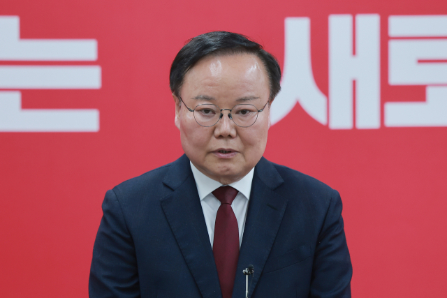 김재원, 국힘 경북지사 예비경선 승리…이철우와 맞대결