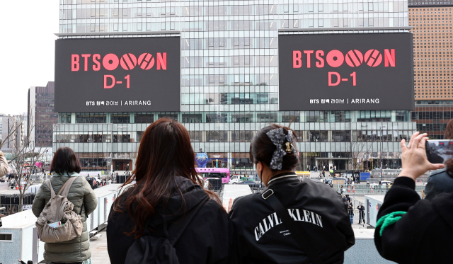 그룹 방탄소년단(BTS)의 컴백 공연을 하루 앞둔 20일 서울 종로구 광화문광장의 한 전광판에 관련 영상이 나오고 있다. 연합뉴스