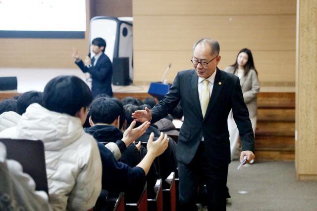2026 신입생 웰컴 토크 콘서트에 참석한 이재용 영남이공대 총장이 학생들과 하이파이브를 하고 있다. 영남이공대 제공