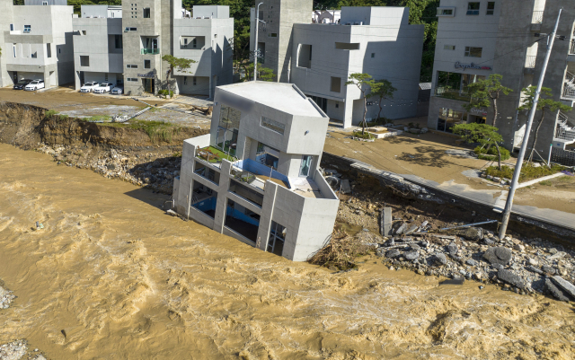 2022년 9월 6일 태풍 힌남노가 포항을 휩쓸고간 경북 포항시 남구 오천읍의 한 펜션이 불어난 강물로 인해 지반 유실로 내려앉아 있다.매일신문 DB