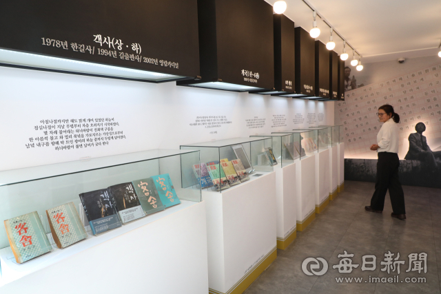 북구 이태원 문학관에 소설가 이태원의 유품과 작품 자료가 전시돼 있다. 정운철 기자 woon@imaeil.com