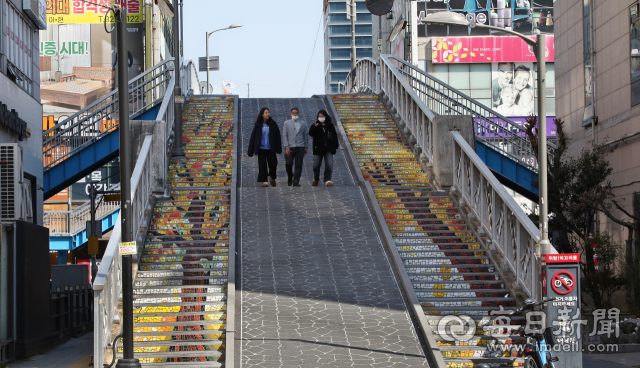 동천육교 계단에 그려진 은행나무와 물결 문양. 장편소설 