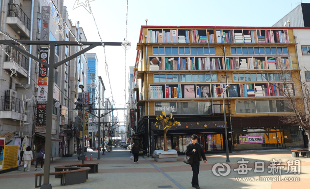 책장 모양으로 꾸며진 상가 건물. 골목 곳곳에 배치된 설치물은 소설 