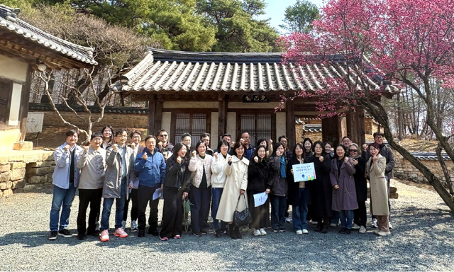 한국관광공사 해외지사장단이 19일 안동 만휴정과 묵계서원을 찾아 글로벌 관광상품화 가능성을 타진했다. 안동시 제공