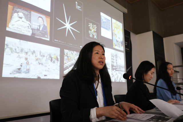 19일 서울 종로구 아르코미술관에서 제61회 베니스비엔날레 한국관 전시 간담회가 열리고 있다. 왼쪽부터 최빛나 한국관 예술감독, 최고은 작가, 노혜리 작가. 연합뉴스