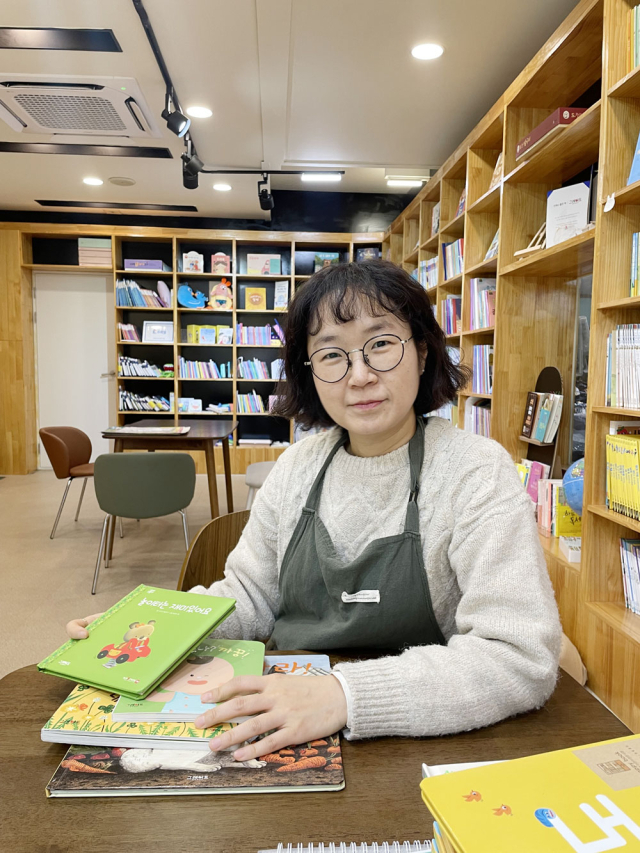 해피책방어린이서점 장주미 씨(44)가 서점에서 아이의 발달 단계와 성향에 맞는 책을 선별해 추천하고 있다.