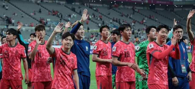 지난 2025년 6월 10일 서울월드컵경기장에서 열린 2026 북중미 월드컵 아시아 3차 예선 최종전 한국과 쿠웨이트의 경기에서 3대1로 승리, 11회 연속 월드컵 본선에 진출한 손흥민(맨 오른쪽에서 2번째) 등 선수들이 그라운드를 돌며 팬들에게 인사를 하고 있다. 연합뉴스