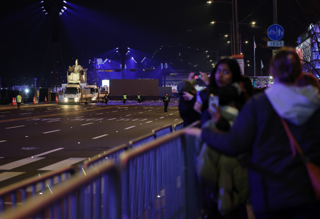 방탄소년단(BTS)의 컴백 공연을 하루 앞둔 20일 서울 종로구 광화문광장 인근 세종대로 교통이 통제되고 있다. 세종대로 광화문∼시청 구간은 이날 오후 9시부터 공연 다음날인 22일 오전 6시까지 33시간 동안 차가 다닐 수 없다. 연합뉴스