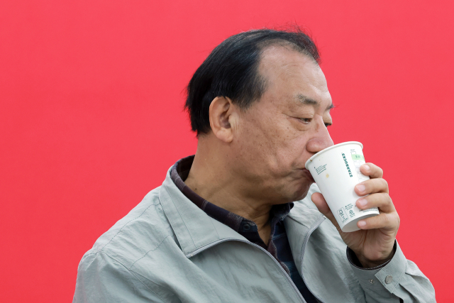 국민의힘 이정현 공천관리위원장이 12일 서울 영등포구 여의도 중앙당사에서 기자들과 대화를 나누며 음료를 마시고 있다. 연합뉴스