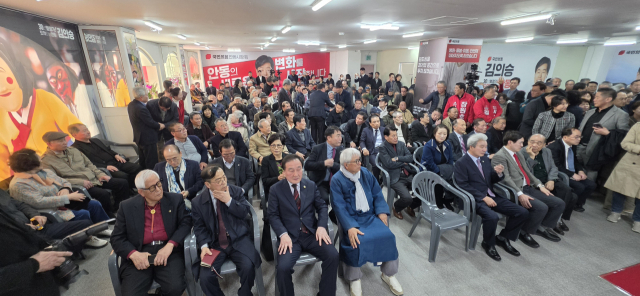 김의승 안동시장 예비후보가 21일 사무실 개소식을 열고 안동의 미래를 여는 대혁신을 위한 공약을 발표했다. 엄재진 기자