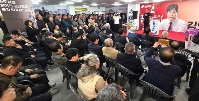 김의승 안동시장 예비후보가 21일 사무실 개소식을 열고 안동의 미래를 여는 대혁신을 위한 공약을 발표했다. 엄재진 기자