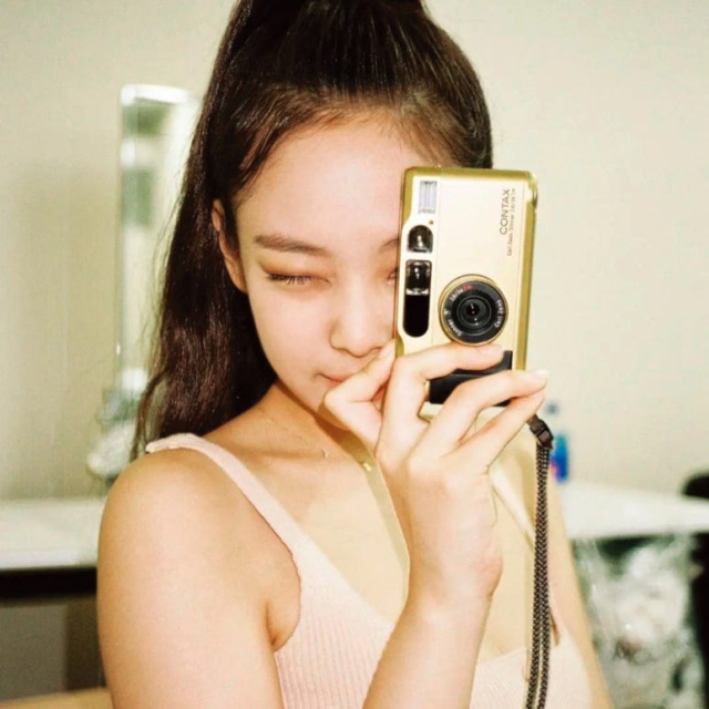 블랙핑크 제니가 사용하는 1990년대 초반에 생산된 콘탁스 T2