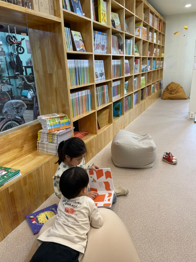 놀이와 휴식이 결합된 공간에서 아이들이 자연스럽게 책을 접하고 있다.