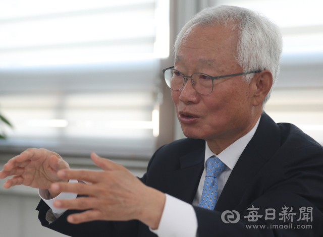 김창종 전 헌법재판관이 20일 대구 매일신문사에서 인터뷰를 하고 있다. 안성완 기자 asw0727@imaeil.com