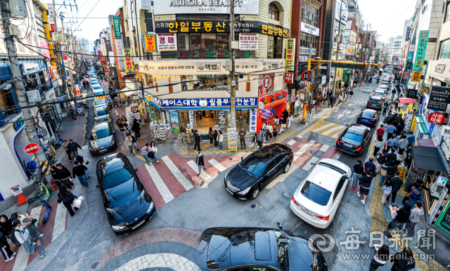 지난 21일 대구 중구 동성로 일대가 주말을 맞아 나들이 나선 시민들과 차량으로 붐비고 있는 모습. 안성완 기자 asw0727@imaeil.com