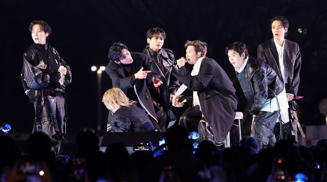 완전체 BTS의 무대…광화문 채운 4만명의 '아미'