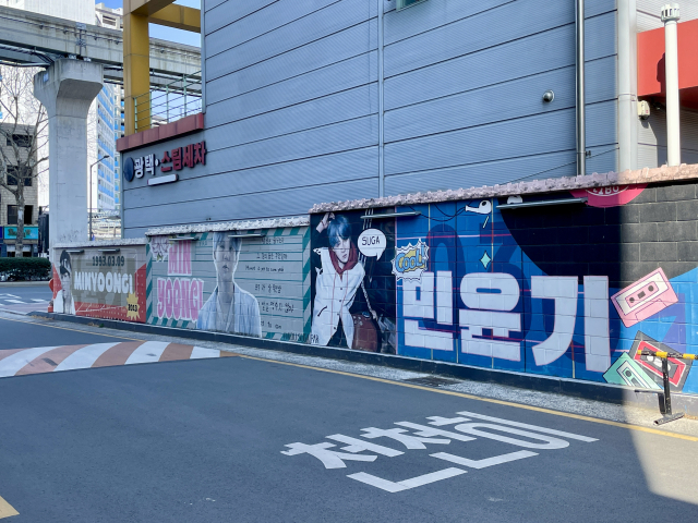 대구 남구 물베기거리에 그려진 BTS 멤버 슈가 벽화. 이곳과 인접한 중구 남산동은 슈가의 작업실이 있었던 곳으로 알려져있다. 이연정 기자