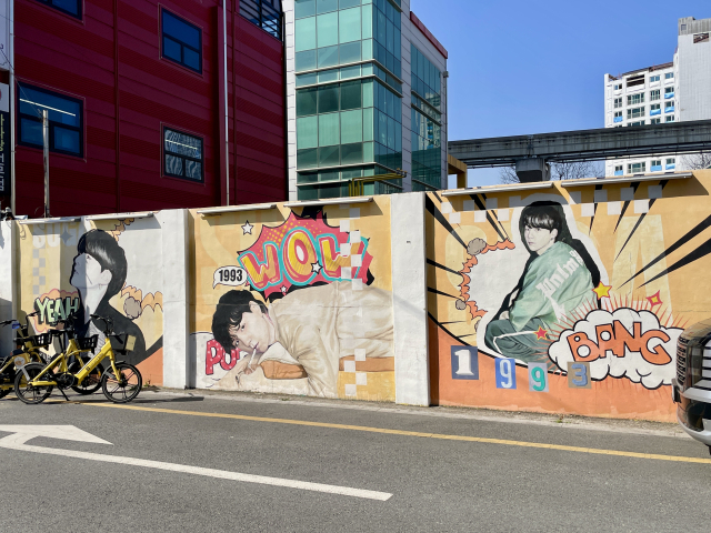 대구 남구 물베기거리에 그려진 BTS 멤버 슈가 벽화. 이곳과 인접한 중구 남산동은 슈가의 작업실이 있었던 곳으로 알려져있다. 이연정 기자