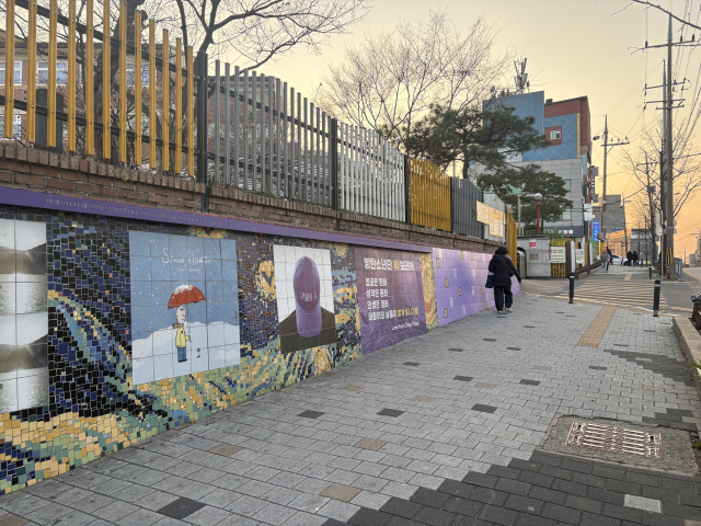 서구 대성초등학교 담벼락에 BTS 멤버 뷔와 관련된 벽화가 그려져 있다. 뷔는 서구 비산동에서 태어나 대성초를 다니다 6학년 때 거창으로 전학 간 것으로 알려져있다. 최현정 기자