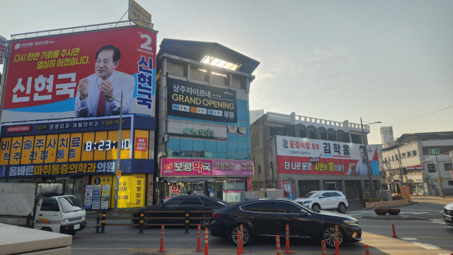 신현국 예비후보의 선거사무소와 김학홍 예비후보의 선거사무소가 한건물을 사이로 붙어 있다. 고도현 기자