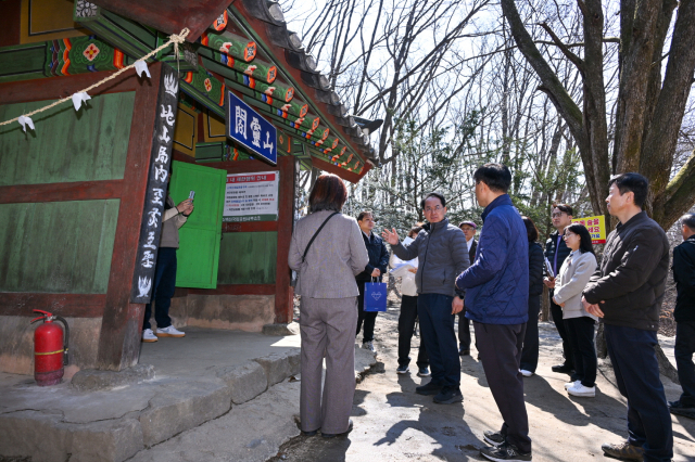 단종애사길 탐방에 나선 영주시청 공무원들이 고치령 산령각에 도착, 문화관광해설사의 해설을 듣고 있다. 영주시 제공