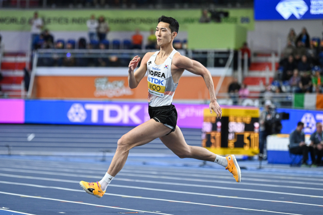 우상혁이 21일(한국시간) 폴란드 토룬 쿠야프스코-포모르스카 아레나에서 열린 2026 세계실내육상경기선수권대회 남자 높이뛰기에서 도약을 위해 달리고 있다. 신화통신연합뉴스