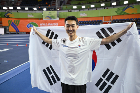 우상혁, 세계실내선수권 4회 연속 메달…2ｍ26 넘어 공동 3위