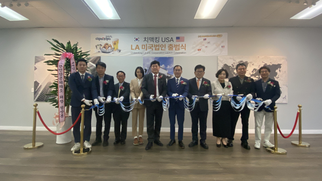 치맥킹 LA미국법인 출범식에서 윤민환 치맥킹대표(좌측 다섯번째) 등이 커팅식을 하고 있다. 사진=치맥킹 제공