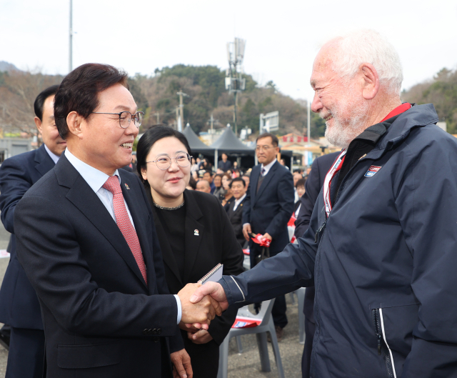 박완수 도지사가 요트대회에 참석한 외국인과 인사하고 있다. 경남도 제공↓