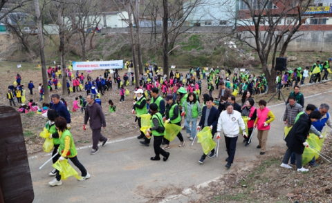 김해시 '세계 물의 날' 화포천에 EM흙공 1천개 투척