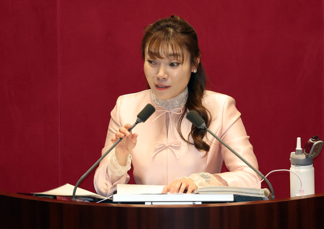 국민의힘 김예지 의원이 21일 국회 본회의장에서 