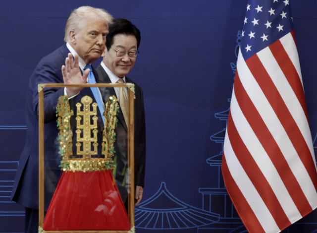 도널드 트럼프 미국 대통령이 지난해 10월 29일 경북 경주박물관에서 이재명 대통령이 국빈 방문을 기념해 선물한 천마총 금관 모형 앞을 함께 지나고 있다.연합뉴스