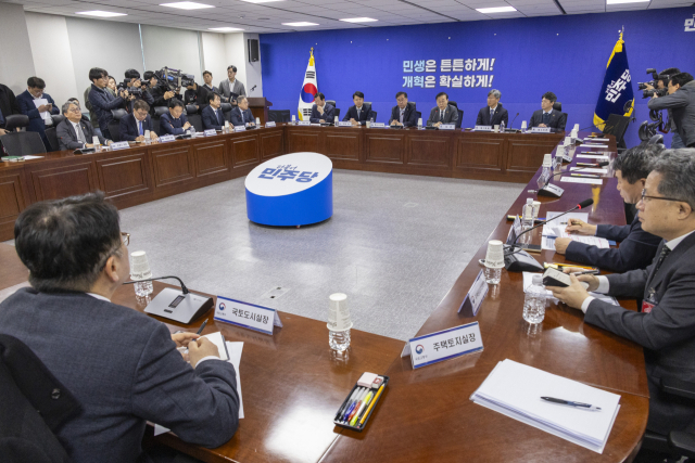 김윤덕 국토교통부 장관이 18일 국회 의원회관에서 열린 국토부-국토해양위 당정 협의에서 인사말을 하고 있다. 연합뉴스