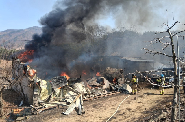 봉화군 상운면 신라리의 한 주택에서 지난 21일 낮 12시 15분쯤 불이 나 약 2시간 30여 분 만인 오후 2시 51분 완전히 꺼졌다. 경북소방본부 제공