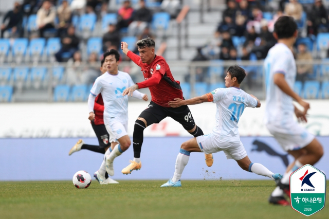 프로축구 대구FC 김강산이 부산아이파크 크리스찬의 드리블을 막고 있다. K리그 제공