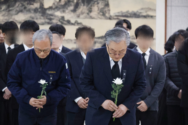 대형 화재로 74명의 사상자가 발생한 대전 안전공업의 손주환 대표이사 등 임직원들이 22일 대전시청 1층 로비에 마련된 합동분향소를 찾아 희생자들을 추모하고 있다. 연합뉴스